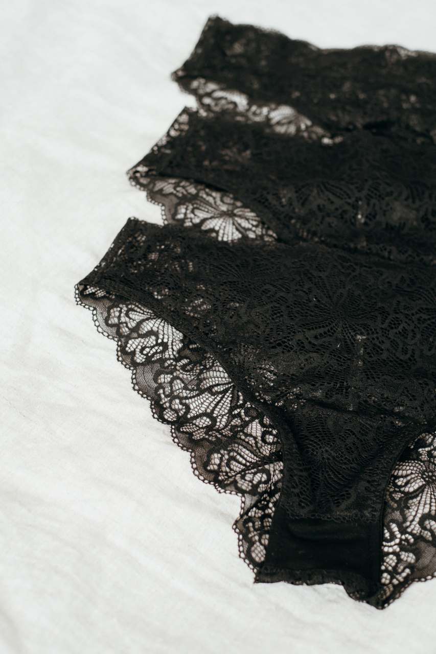 Lace underpants made from sustainable lace in a set of 3
