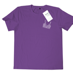 Mock-up Bild vom Boobs Club T-Shirt in violett von der Frontseite mit dem Bralette Print.