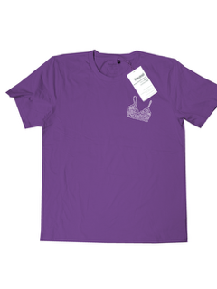 Mock-up Bild vom Boobs Club T-Shirt in violett von der Frontseite mit dem Bralette Print.