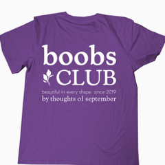 Mock-up Bild vom Boobs Club T-Shirt in violett von der Rückseite mit dem Boobs Club Schriftzug.