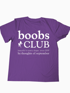 Mock-up Bild vom Boobs Club T-Shirt in violett von der Rückseite mit dem Boobs Club Schriftzug.