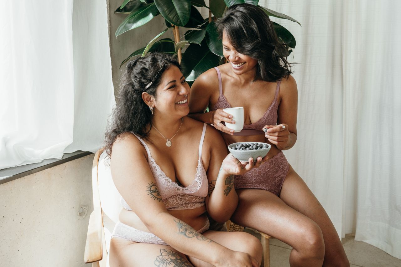 Deux femmes s'amusent dans de la belle lingerie qui rend chaque femme belle.