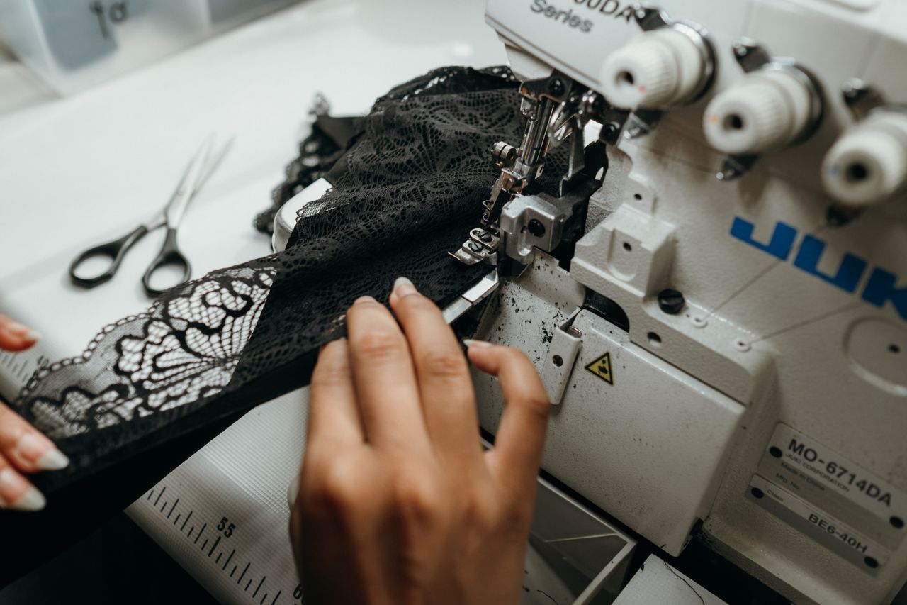 auf dem Foto entsteht ein schwarzes Bralette aus Spitze und Tencel Lyocell an der overlock Maschine