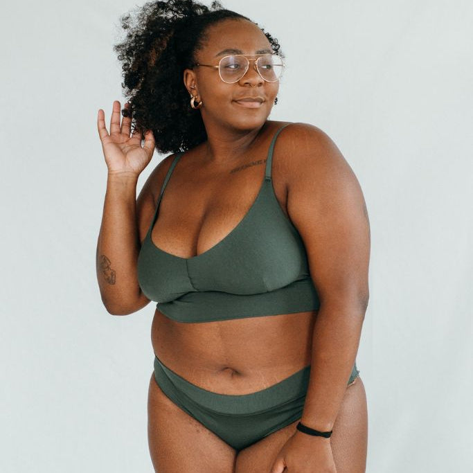 Die Frau trägt das Modell Emma in der Farbe jade grün