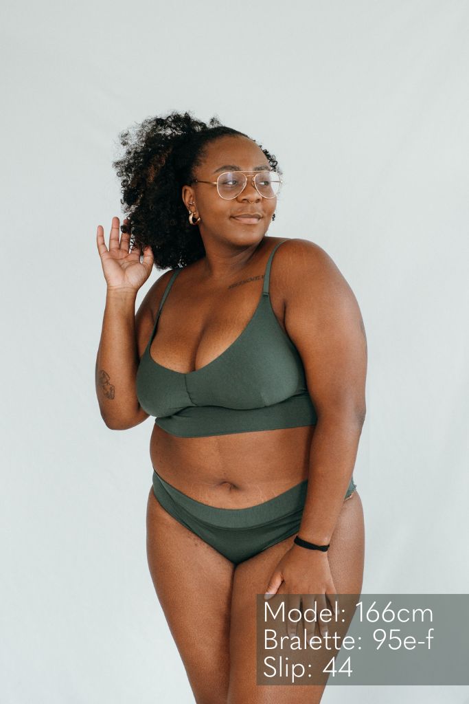 Die Frau trägt das Modell Emma in der Farbe jade grün