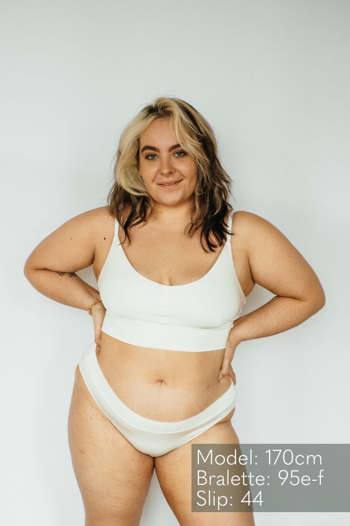 Das Model posiert Im Emma Bralette und Emma Slip in weiss