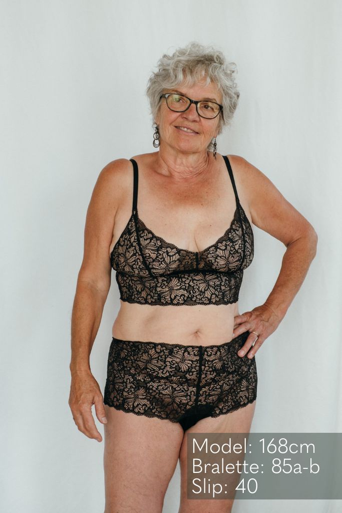 Das Model mit der Brille trägt das Set Joy aus Bralette und Höschen