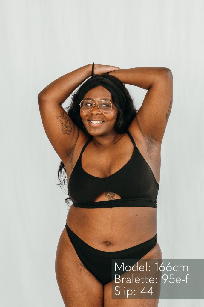 die Frau trägt das Modell Thea in schwarz aus dem nachhaltigen Material Tencel Lyocell