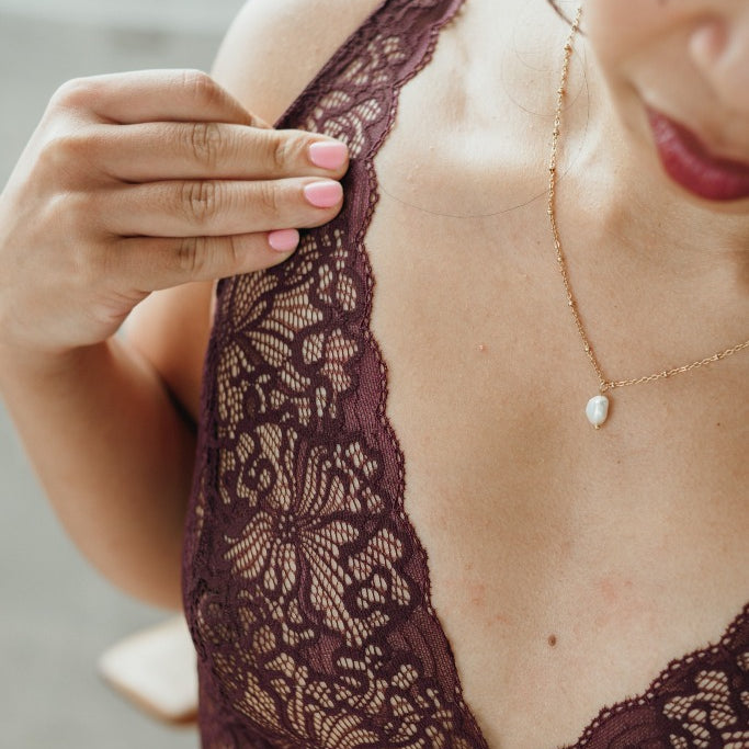 Detailaufnahme vom Alison Body in der Farbe Aubergine, um die Spitze zu zeigen.