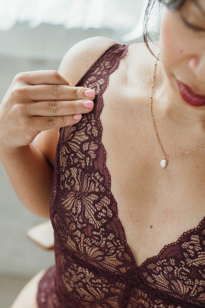Detailaufnahme vom Alison Body in der Farbe Aubergine, um die Spitze zu zeigen.