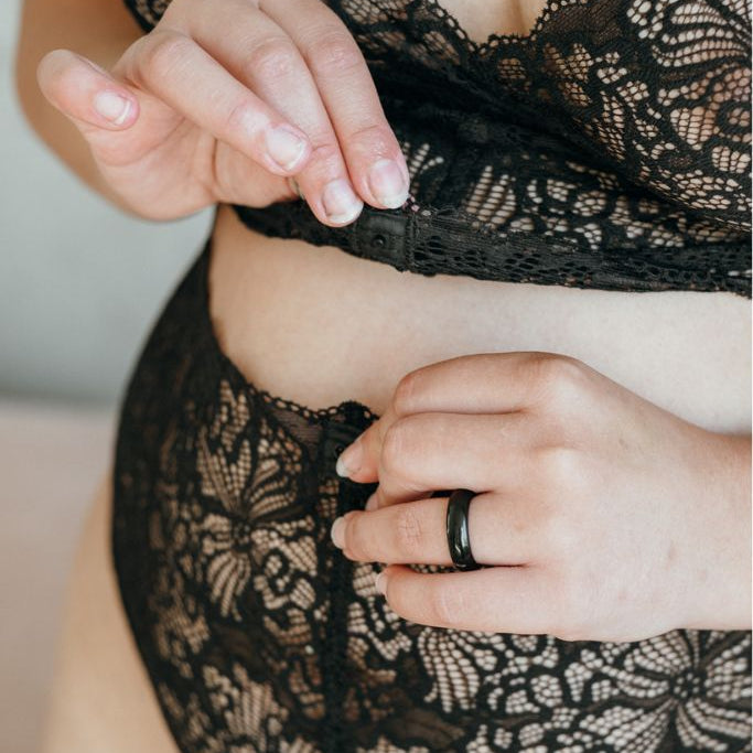 Das Alison Bralette und das Höschen kann man mit einem Druckknopf vornen zusammenhalten