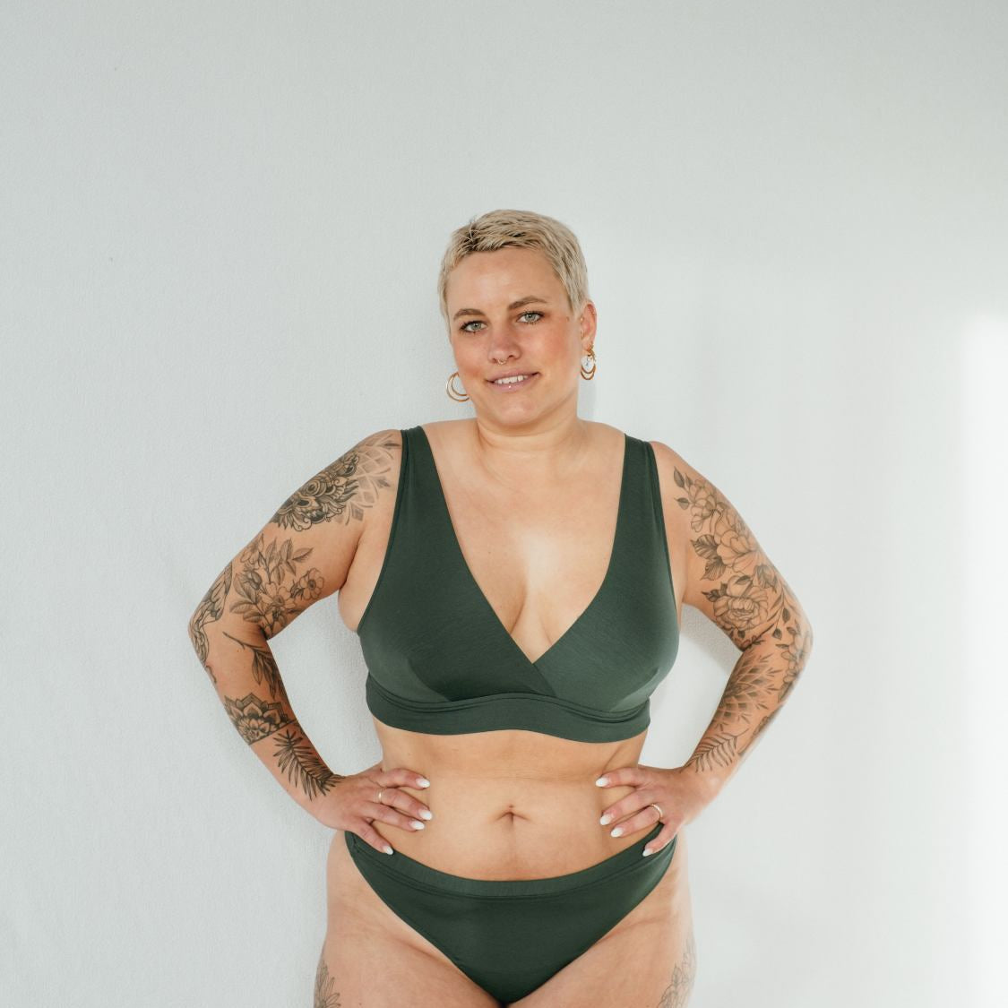 Basic Unterwäsche Set aus Tencel in Grün, von vorne an Model fotografiert. 