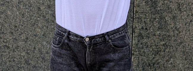 Foto zeigt Zippora in unserem Boobs Club Shirt in weiss von vorne mit dem Bralette Print.