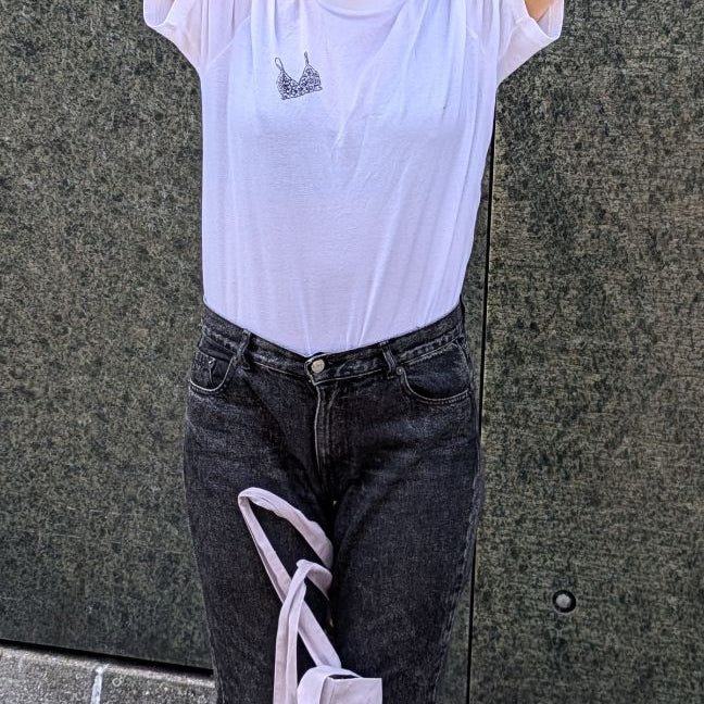 Foto zeigt Zippora in unserem Boobs Club Shirt in weiss von vorne mit dem Bralette Print.