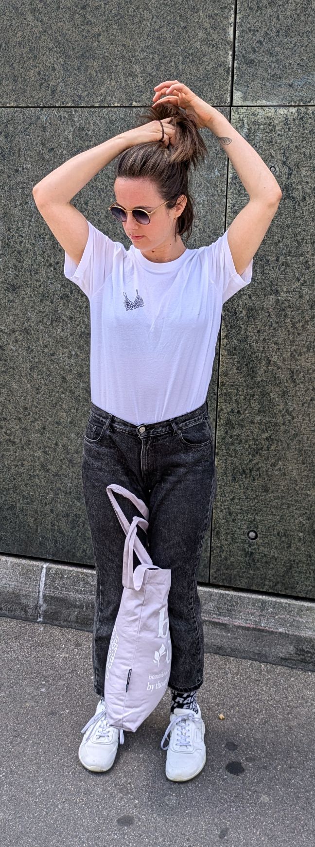Foto zeigt Zippora in unserem Boobs Club Shirt in weiss von vorne mit dem Bralette Print.