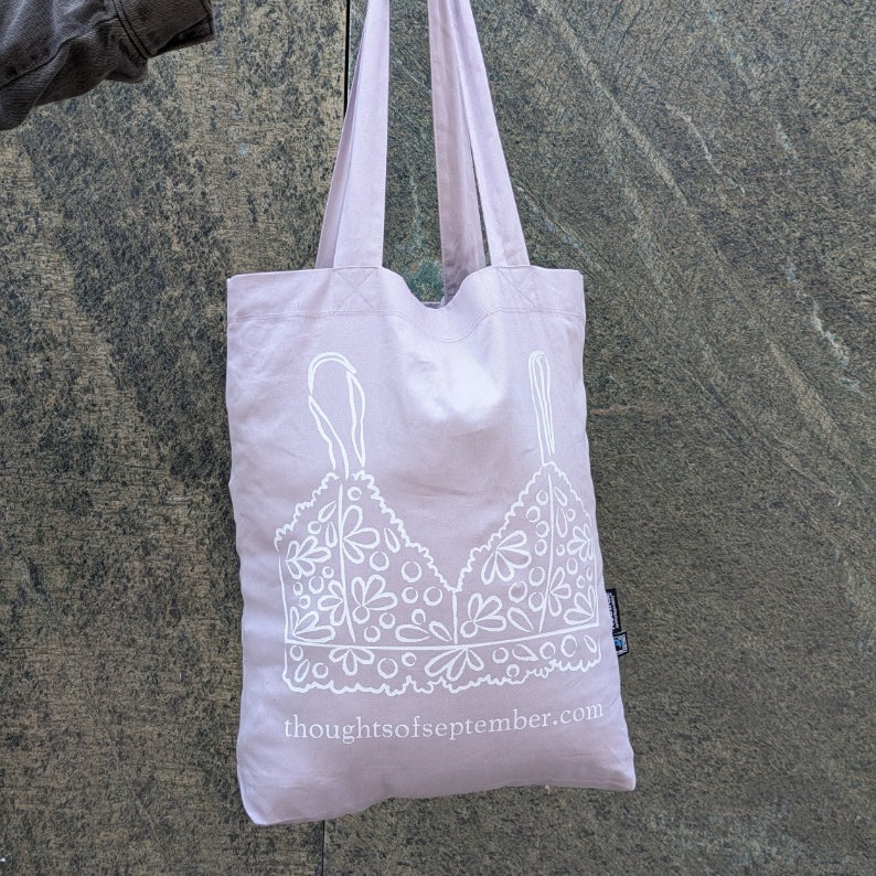 Foto zeigt die Baumwolltasche mit Fokus auf den Print auf der Rückseite mit dem Bralette Print