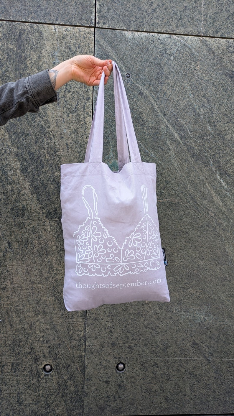 Foto zeigt die Baumwolltasche mit Fokus auf den Print auf der Rückseite mit dem Bralette Print