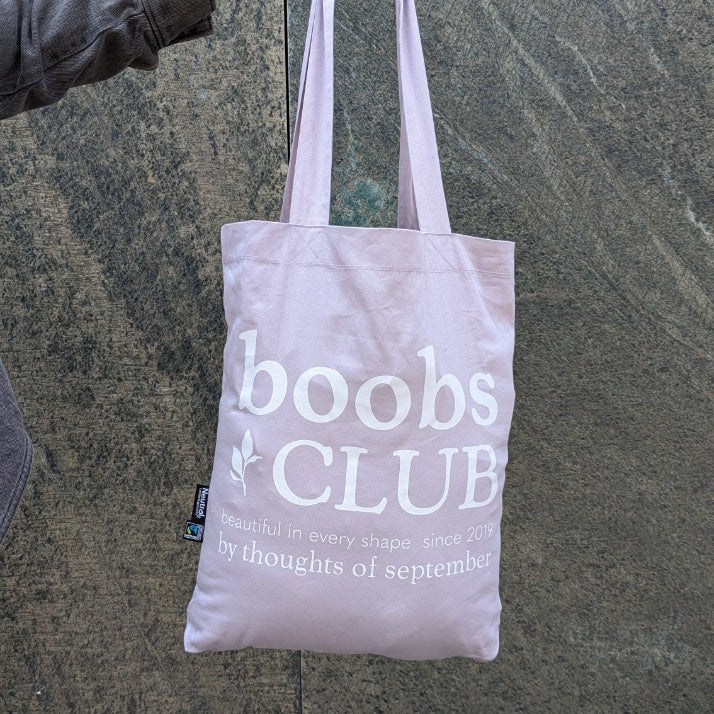 Foto zeigt die Baumwolltasche mit Fokus auf den Print auf der Frontseite mit dem Boobs Club Schriftzug