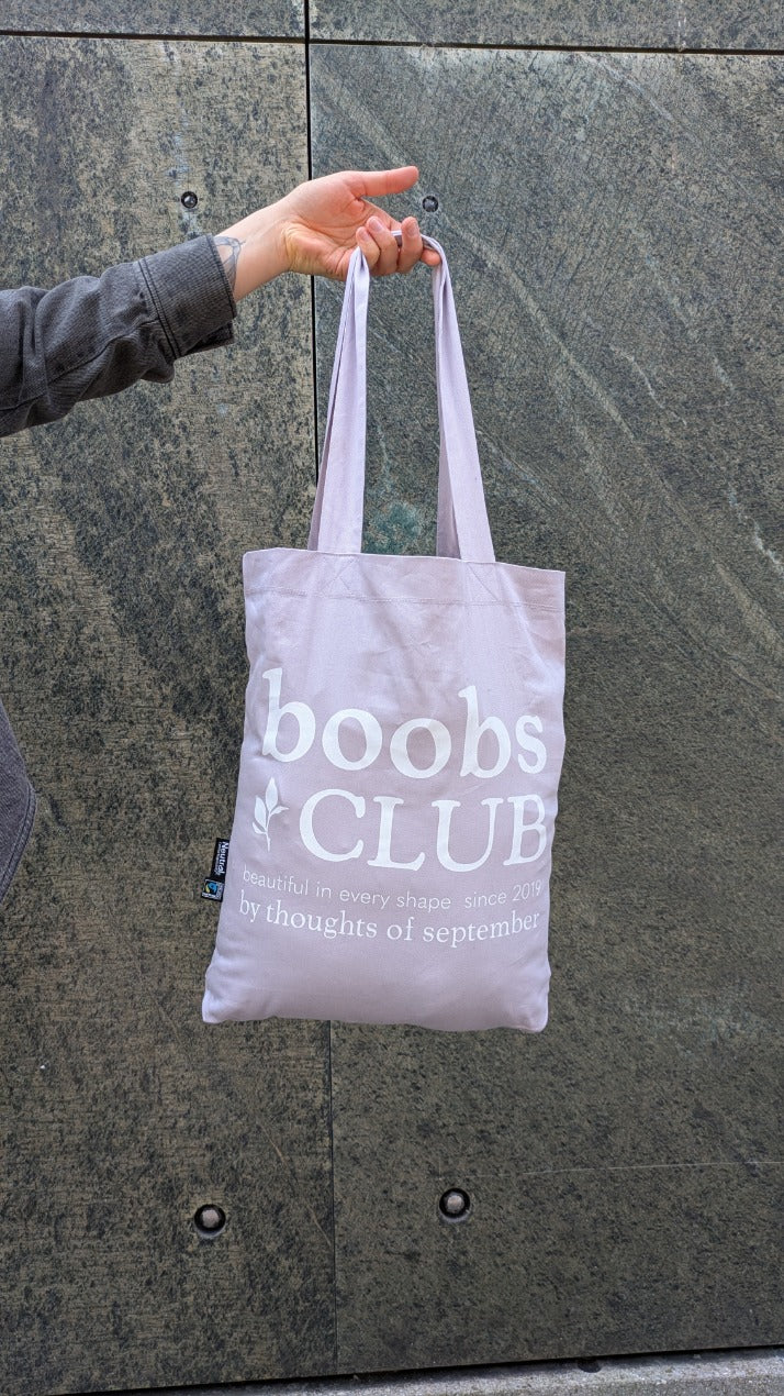 Foto zeigt die Baumwolltasche mit Fokus auf den Print auf der Frontseite mit dem Boobs Club Schriftzug