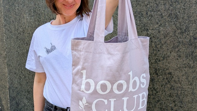 Foto zeigt Zippora, die die Baumwolltasche in die Kamera hält