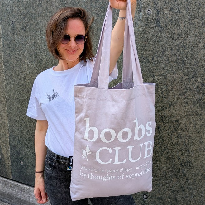 Foto zeigt Zippora, die die Baumwolltasche in die Kamera hält