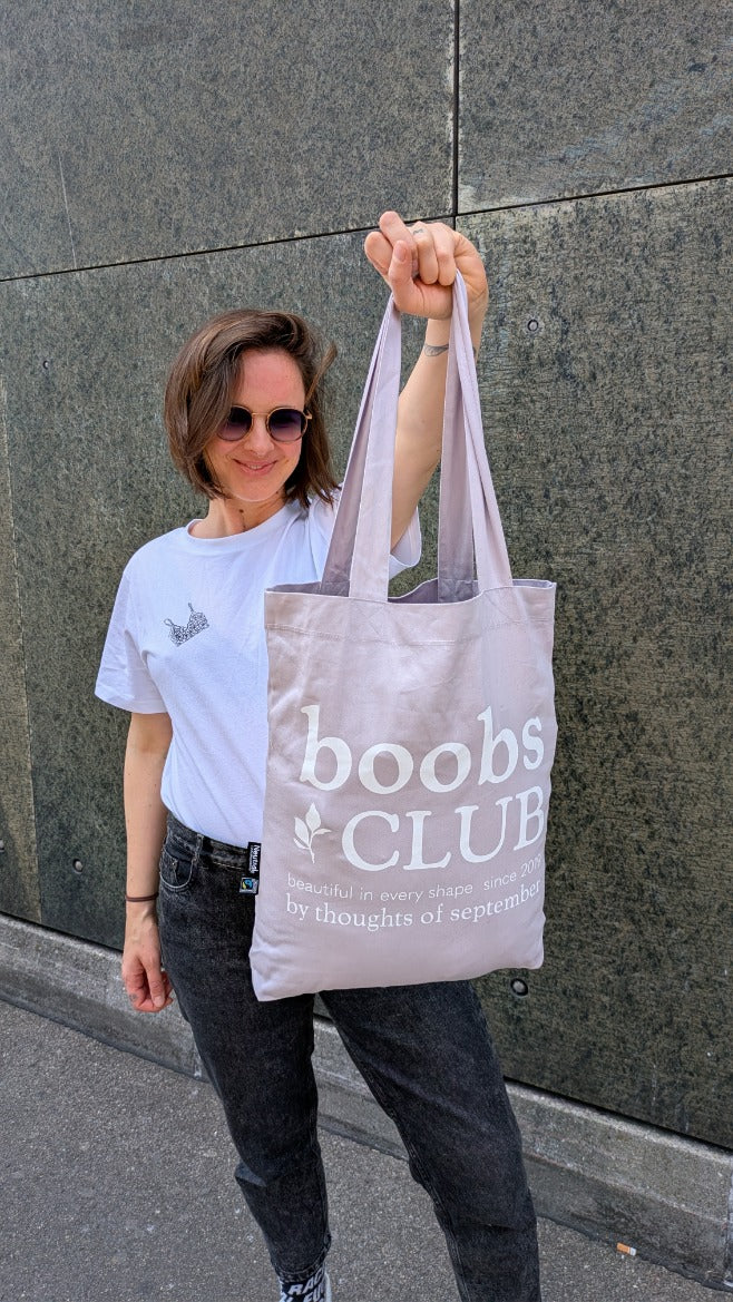 Foto zeigt Zippora, die die Baumwolltasche in die Kamera hält