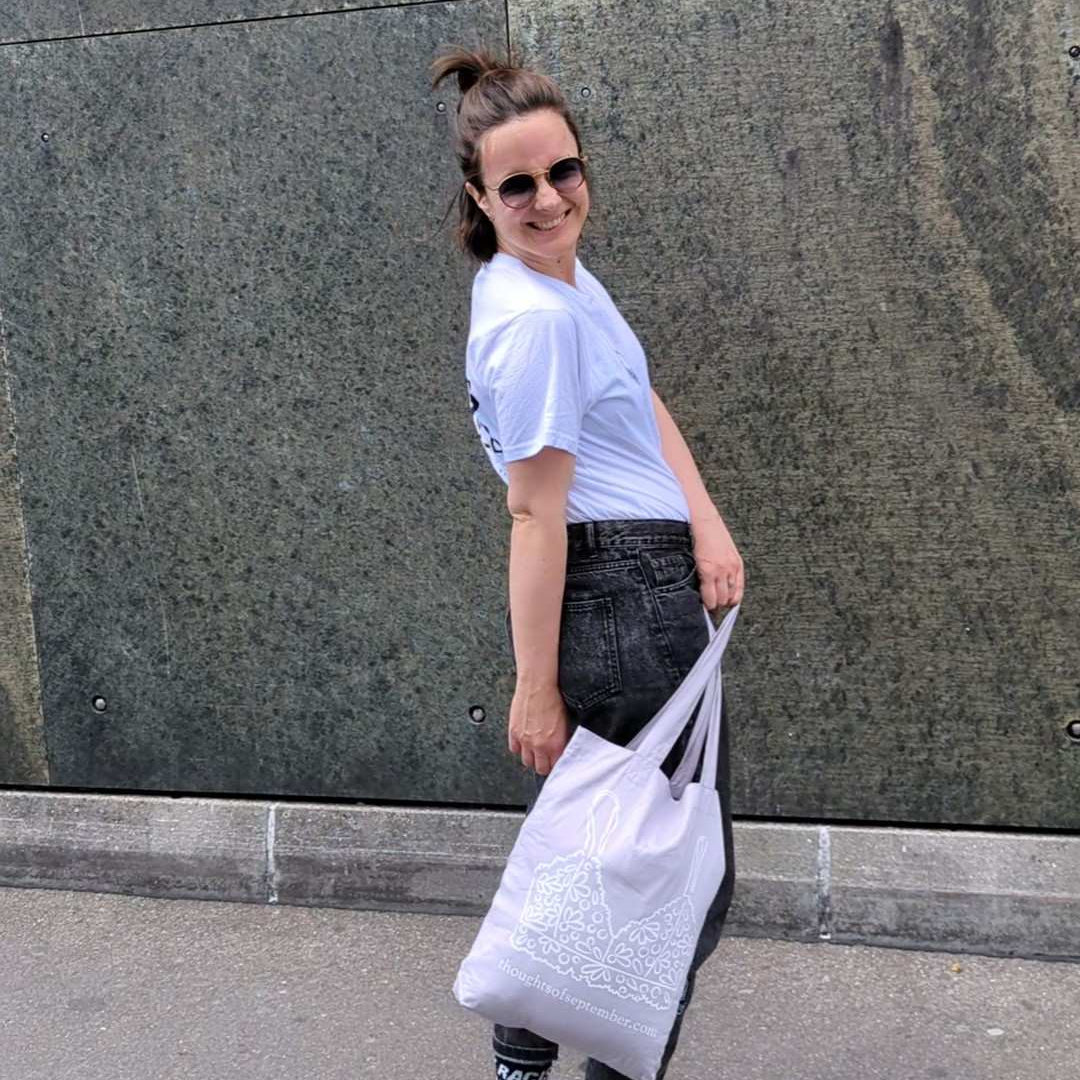 Foto von Zippora in Bewegung mit der Baumwolltasche mit dem Bralette Print