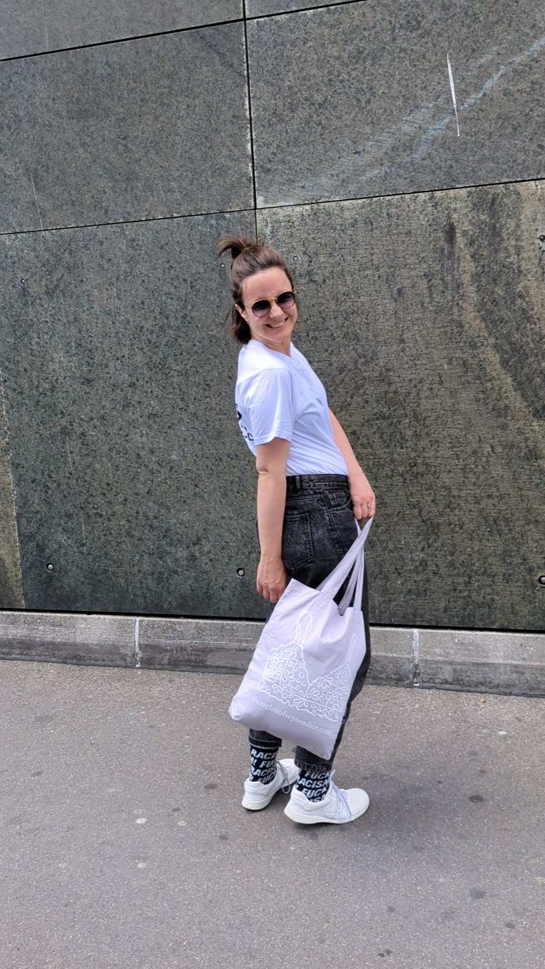Foto von Zippora in Bewegung mit der Baumwolltasche mit dem Bralette Print