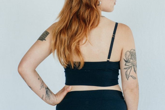 das Model steht mit dem Rücken zur Kamera und präsentiert sich im schönen Emma Set in night blue