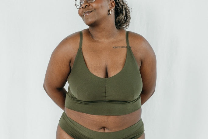 Model trägt Emma Set in Olive