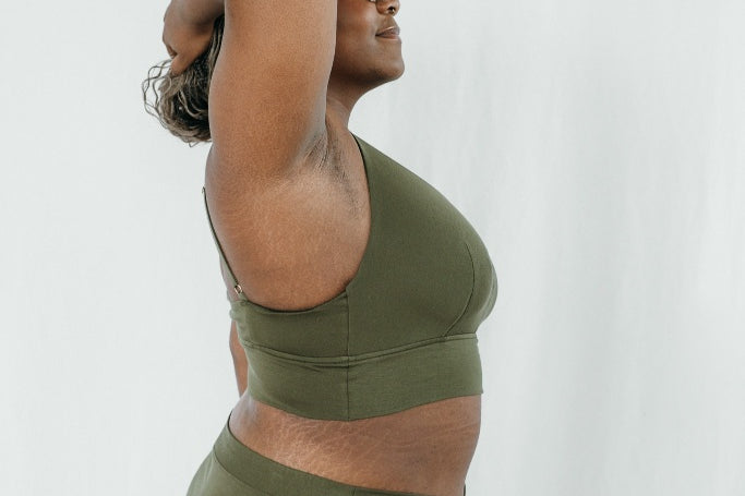 Model trägt Emma Set in Olive, sie ist von der Seite zu sehen