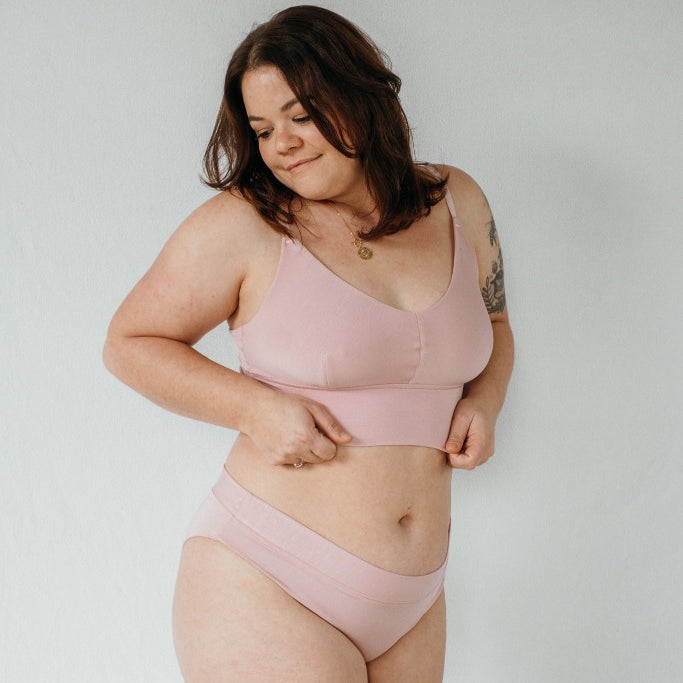 Il reggiseno e gli slip in rosa dahlia offrono un buon sostegno e sono realizzati in Tencel Lyocell.