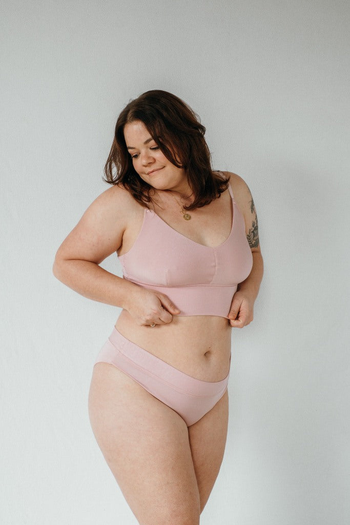 Il reggiseno e gli slip in rosa dahlia offrono un buon sostegno e sono realizzati in Tencel Lyocell.