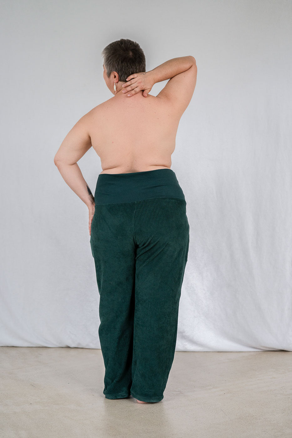 Model trägt Pyjama in jadegrünen Cord mit weichen Bündchen