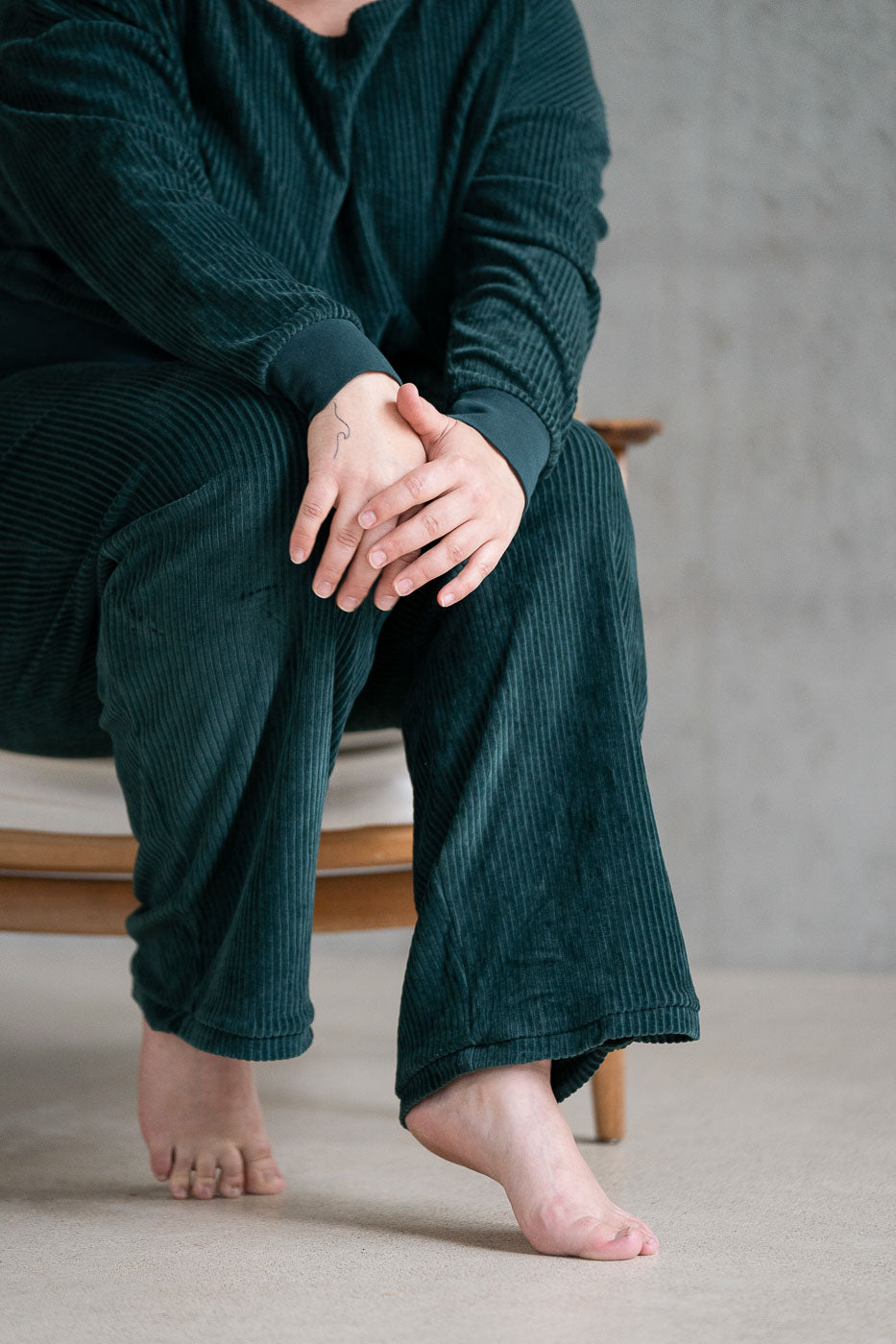 Detailaufnahme vom Beinabschluss der jadegrünen Fiona Hose im Cord