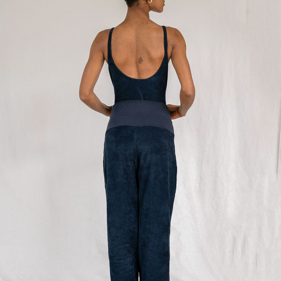 Model trägt Pyjamahose und Body in Dunkelblauem Cord