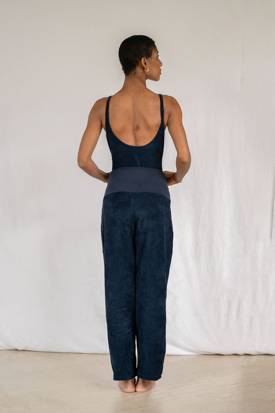 Model trägt Pyjamahose und Body in Dunkelblauem Cord