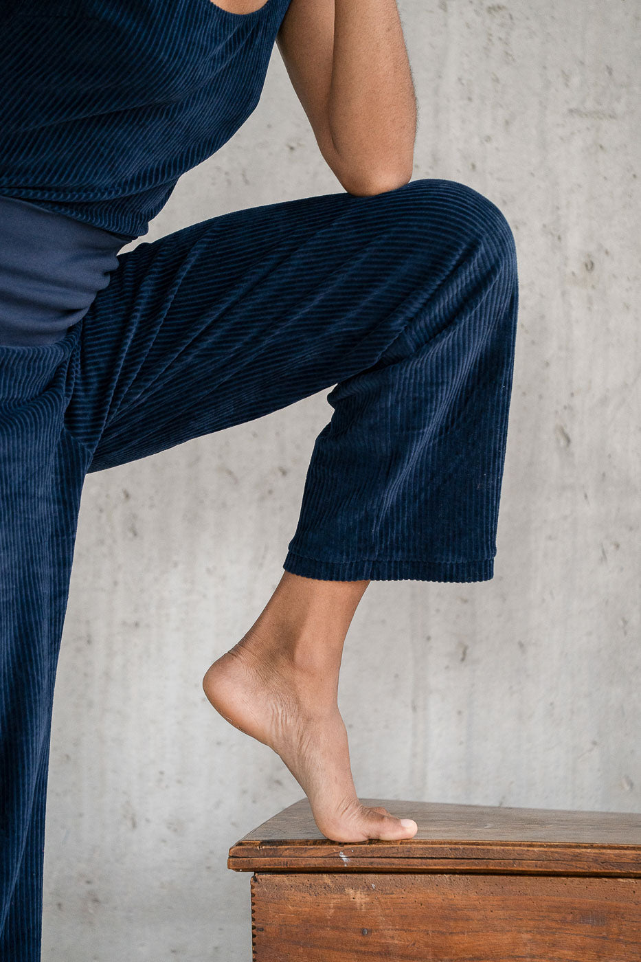 Detailaufnahme vom Beinabschluss der Fiona Hose in dunkelblauem Cord