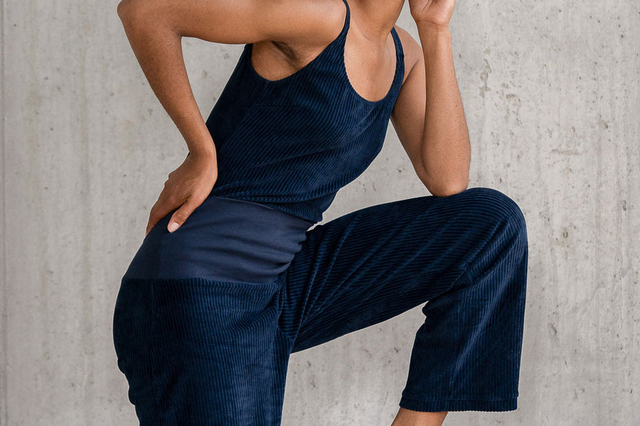 Model trägt Pyjama in Dunkelblauem Cord mit weichen Bündchen und das Ronja Body