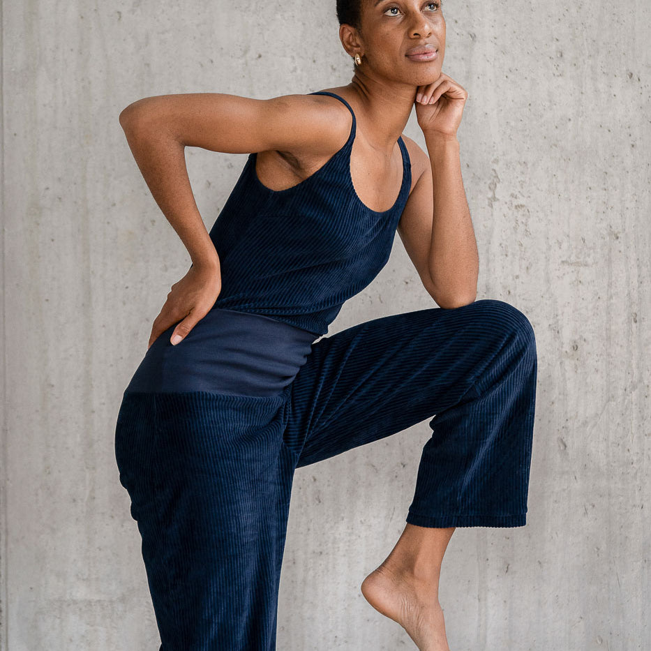 Model trägt Pyjama in Dunkelblauem Cord mit weichen Bündchen und das Ronja Body