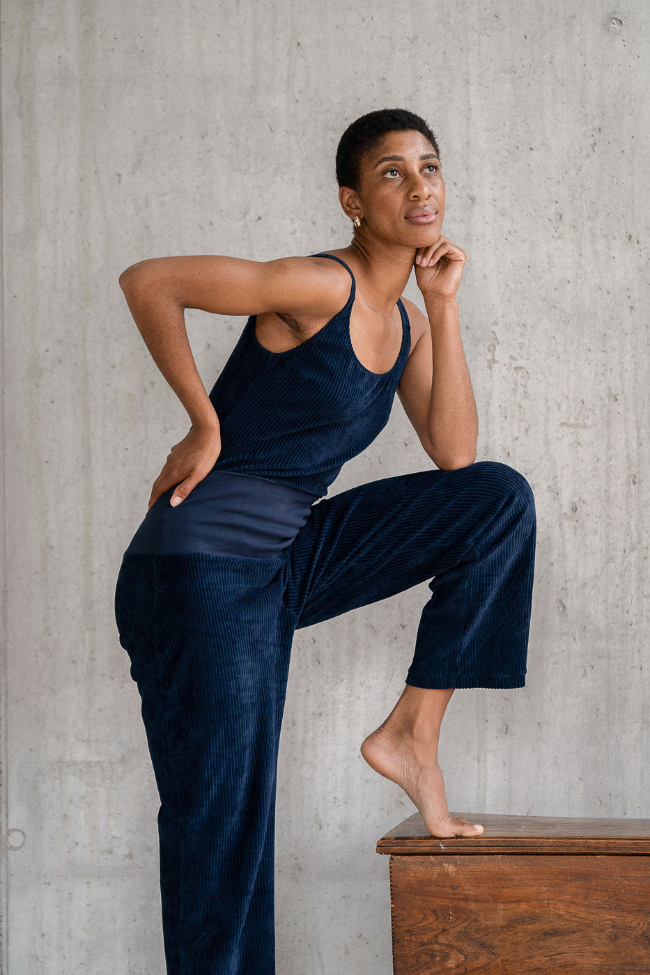 Model trägt Pyjama in Dunkelblauem Cord mit weichen Bündchen und das Ronja Body