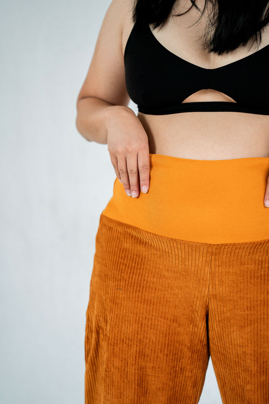 Detailaufnahme vom breiten Bündchen an der ockerfarbenen Fiona Cord-Hose