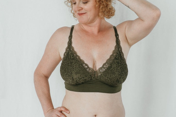 Model trägt Gisele Set in Olive
