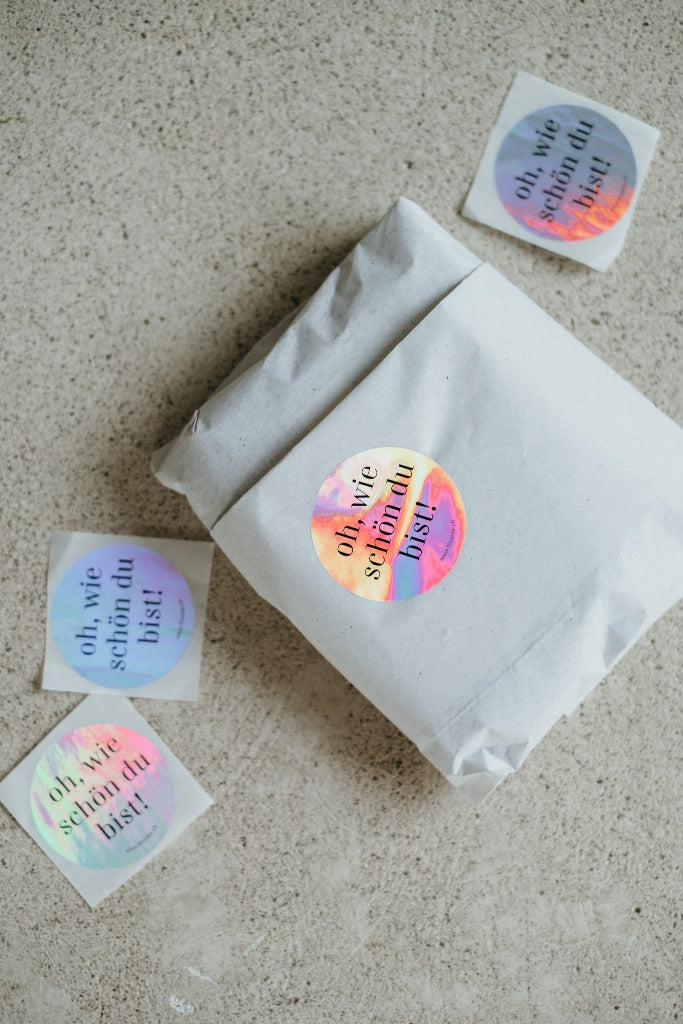 Glitzersticker auf einem Päckchen