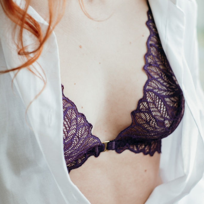 Foto zeigt ein Detailbild vom Joanne Bralette in Ultraviolet. Das Model trägt ein weisses Hemd, das bis zur Hälfte aufgeknüpft ist. Das Bralette blitzt aus der Öffnung hervor.