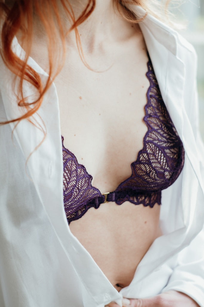 Foto zeigt ein Detailbild vom Joanne Bralette in Ultraviolet. Das Model trägt ein weisses Hemd, das bis zur Hälfte aufgeknüpft ist. Das Bralette blitzt aus der Öffnung hervor.