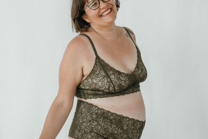 Model trägt das Joy Set in der Farbe Olive