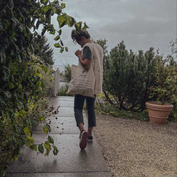 Frau geht lässig mit Stofftasche von thoughts of september über der Schulter.