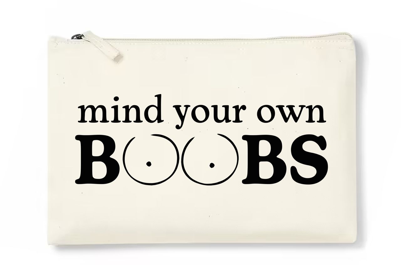 Foto von unserem neuen Kulturbeutel mit der Aufschrift "mind your own boobs"