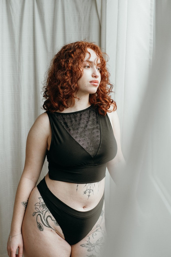 String  Bralette la modella con i riccioli rossi indossa una bella biancheria intima in Lyocell Tencel e in Lyocell Tencel